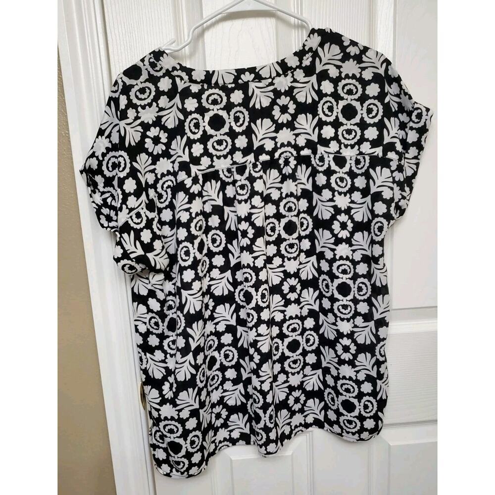 Ann Taylor Button-Front Top Women’s M | Black & White Floral Print Blouse - Picture 5 of 5